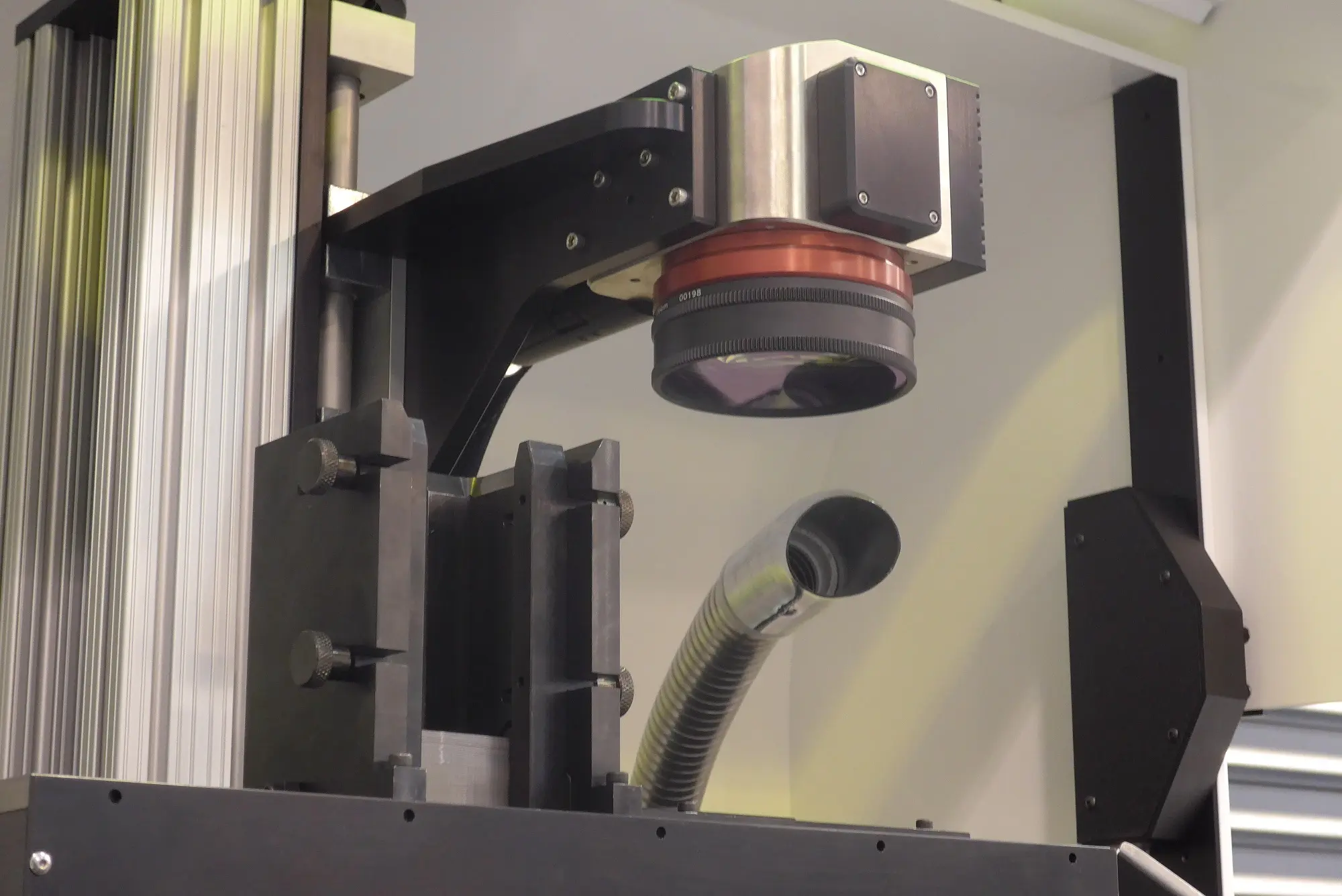 Industrial machine vision camera and lens mounted on a vertical gantry